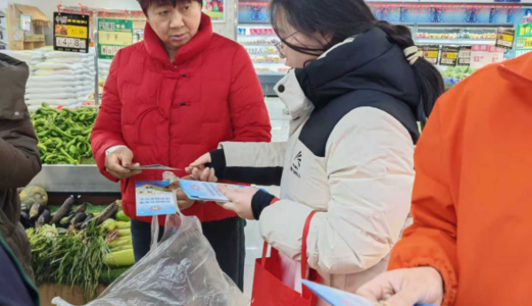 甘肃瓜州：烟火气里筑防线 反邪宣传“赶大集”