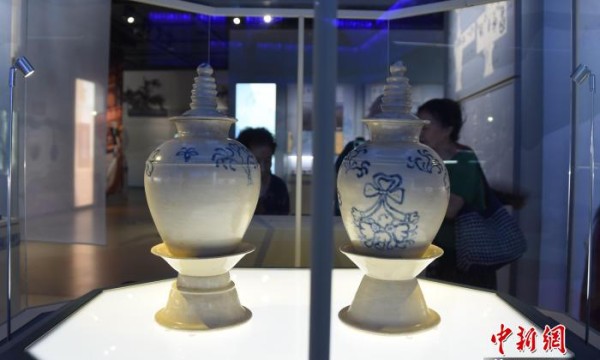 河南郑州：国内首次唐代青花瓷专题展吸引参观者
