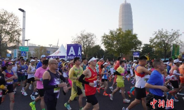 为姓氏奔跑 2.5万名跑友畅跑2025郑州马拉松