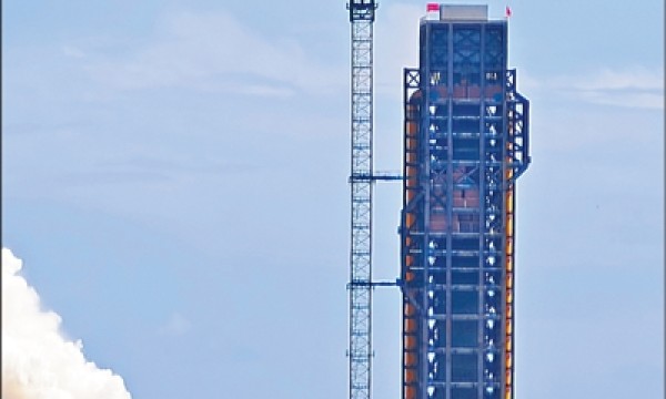 我国新一代载人运载火箭长征十号完成第二次系留点火试验  载人登月“进度条”持续刷新