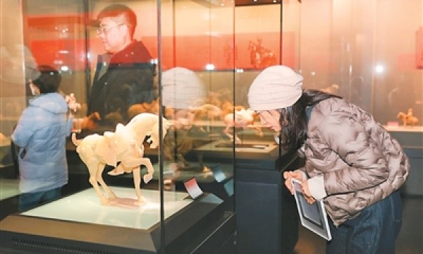 来大象陶瓷博物馆看“马”