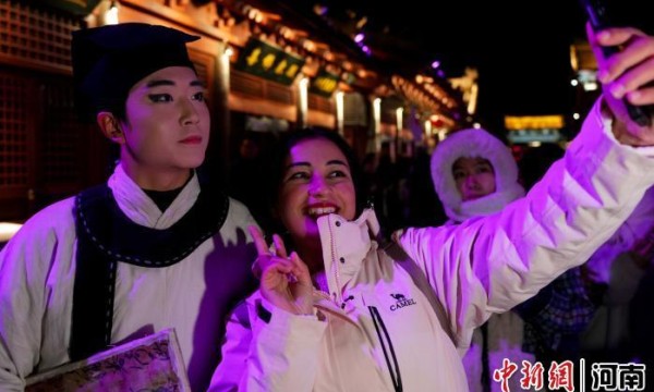 古都开封：大宋夜游剧目引多国网络博主“打卡”