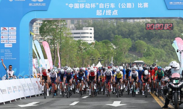 高清大图丨全运史上首次跨境比赛 公路自行车男子个人赛开赛