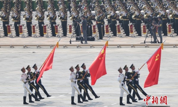 长安街上，新时代中国呼啸向前