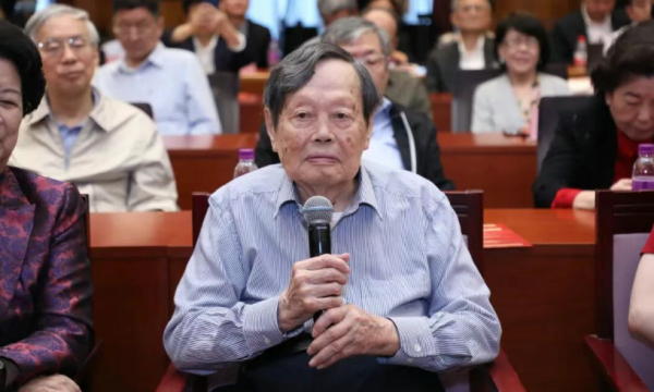 “人类群星闪耀时”，杨振宁给我们留下了什么？｜面孔