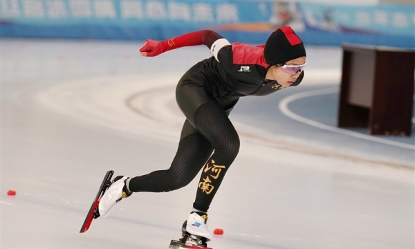河南少年“玩冰乐雪”走天山