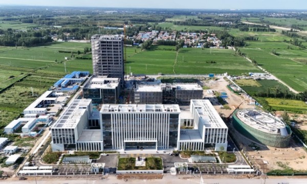 新枢纽启航！中欧班列（郑州）集结中心口岸综合大楼投运