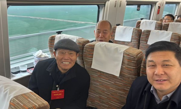 驻豫全国人大代表赴京参会