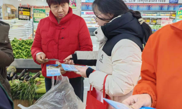 甘肃瓜州：烟火气里筑防线 反邪宣传“赶大集”