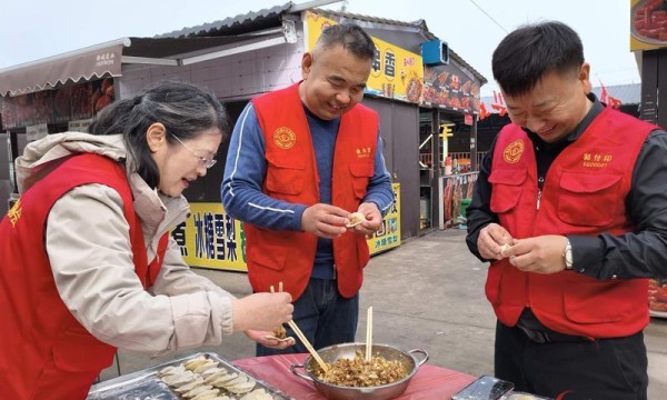 【网络中国节·重阳】商丘市心连心志愿者协会开展“情暖重阳·爱满古城”慰问环卫工人志愿服务活动