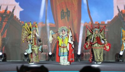 三门峡市陕州区：“村晚”火热上演 引爆非遗盛宴_fororder_豫剧经典《穆桂英挂帅选段》出征 摄影 姚书勤.JPG